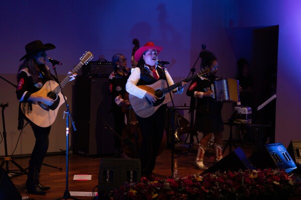 Mexican singer Vivir Quintana performs songs from her new album “Cosas que Sorprenden a la Audiencia” or Things that Surprise the Audience, in Mexico City, Thursday, April 24, 2025. Her first "corridos" album tells the stories of women who were incarcerated for killing their abusers while defending themselves. (AP Photo/Aurea Del Rosario)