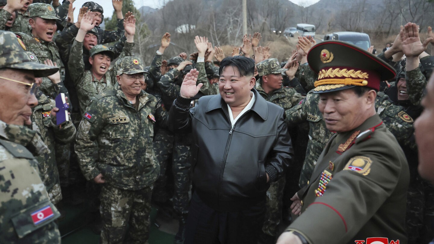 Севернокорейският лидер Ким посещава танкова единица и рекламира подготовката за война в лицето на напрежението със Сеул