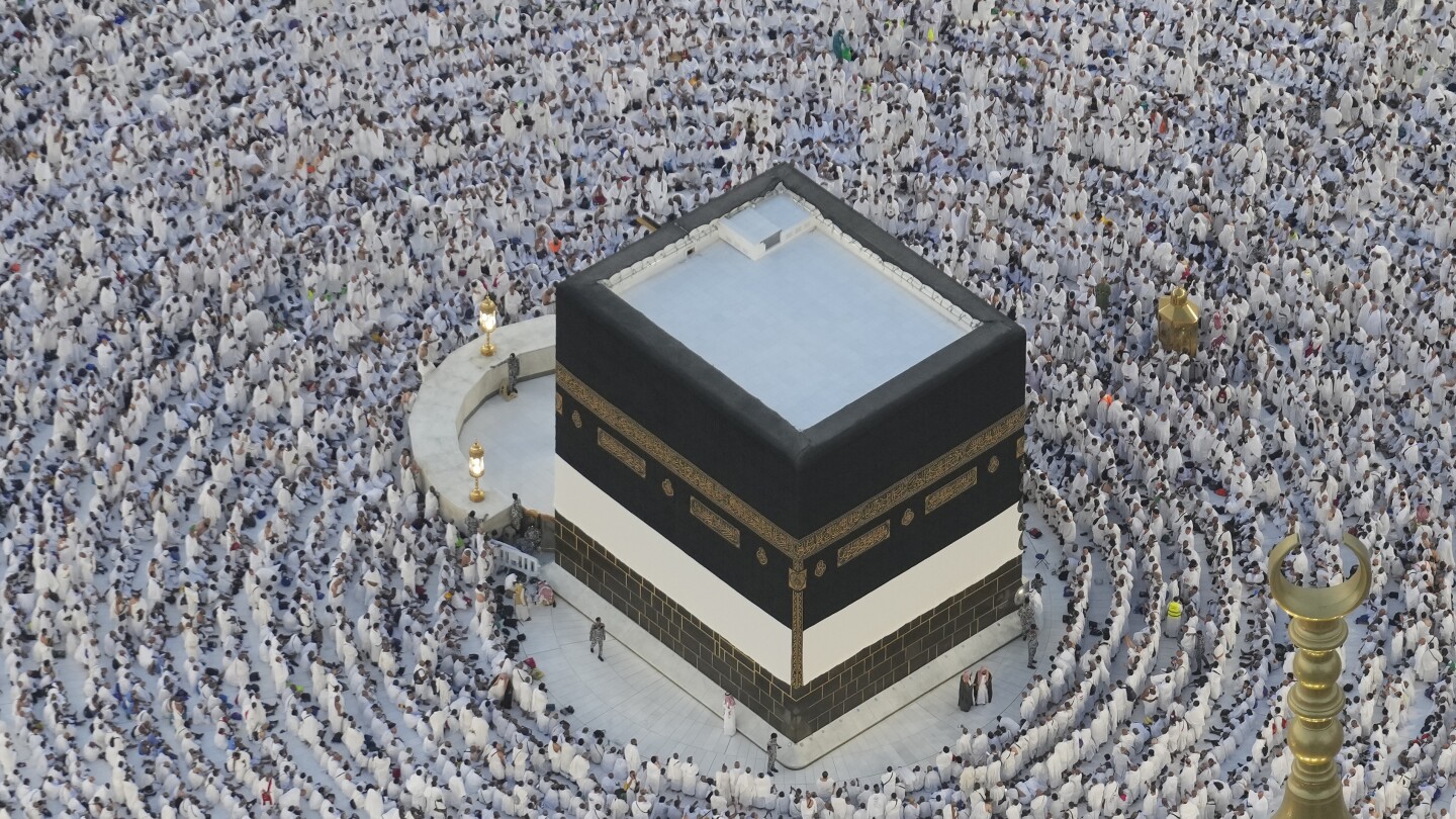 МЕКА Саудитска Арабия АП — Мюсюлмански поклонници се стичат в