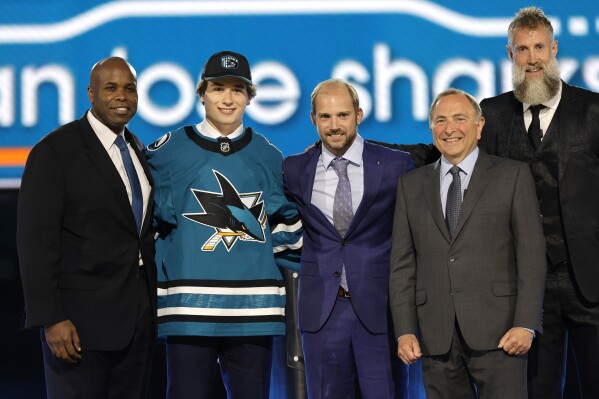 Macklin Celebrini, second from left, poses after being selected by San Jose Sharks during the first round of the NHL hockey draft Friday, June 28, 2024, in Las Vegas. (ĢӰԺ Photo/Steve Marcus)