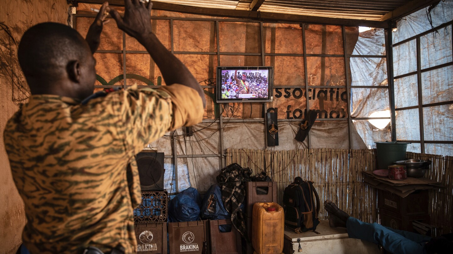 ДАКАР, Сенегал (AP) — Буркина Фасо спря радиостанциите BBC и