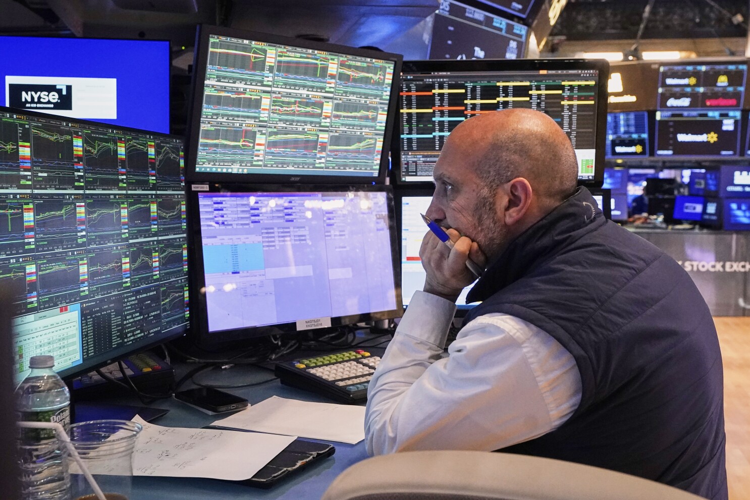 US stocks sink as S&P 500 falls to its first loss in 7 days