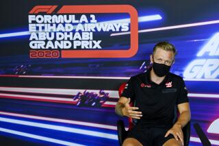 ARCHIVO - Foto del 10 de diciembre del 2020, el piloto de Haas, el danés Kevin Magnussen durante la conferencia de prensa en el Gran Premio de Abu Dhabi. El miércoles 9 de marzo del 2022, Magnussen volverá con Haas para reemplazar al ruso Nikita Mazepin un año después de que lo despidieron.(Mark Sutton, Pool via AP, Archivo)