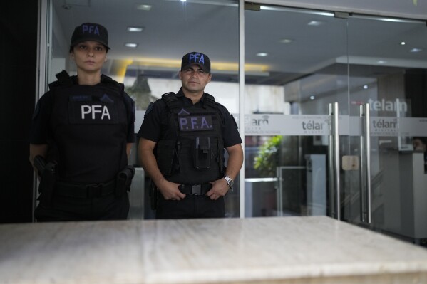 La policía se encuentra afuera de la agencia de noticias estatal Télam en Buenos Aires, Argentina, el lunes 4 de marzo de 2024. (AP Foto/Natacha Pisarenko)