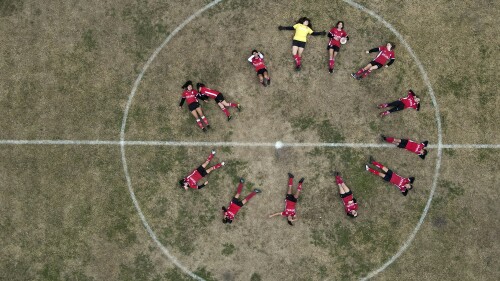 Candelaria Cabrera, arriba a la derecha, sujeta un balón mientras su equipo Huracán de Chabas posa para fotos en el campo antes del partido contra Alumni en Arequito, Santa Fe, Argentina, el 19 de junio de 2023. La lucha de Candelaria por seguir jugando fue un momento importante en el fútbol femenino argentino. (Foto AP /Natacha Pisarenko)