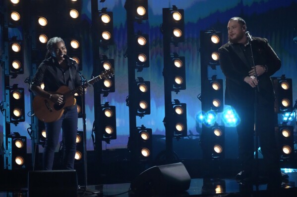 Tracy Chapman, left, and Luke Combs perform 