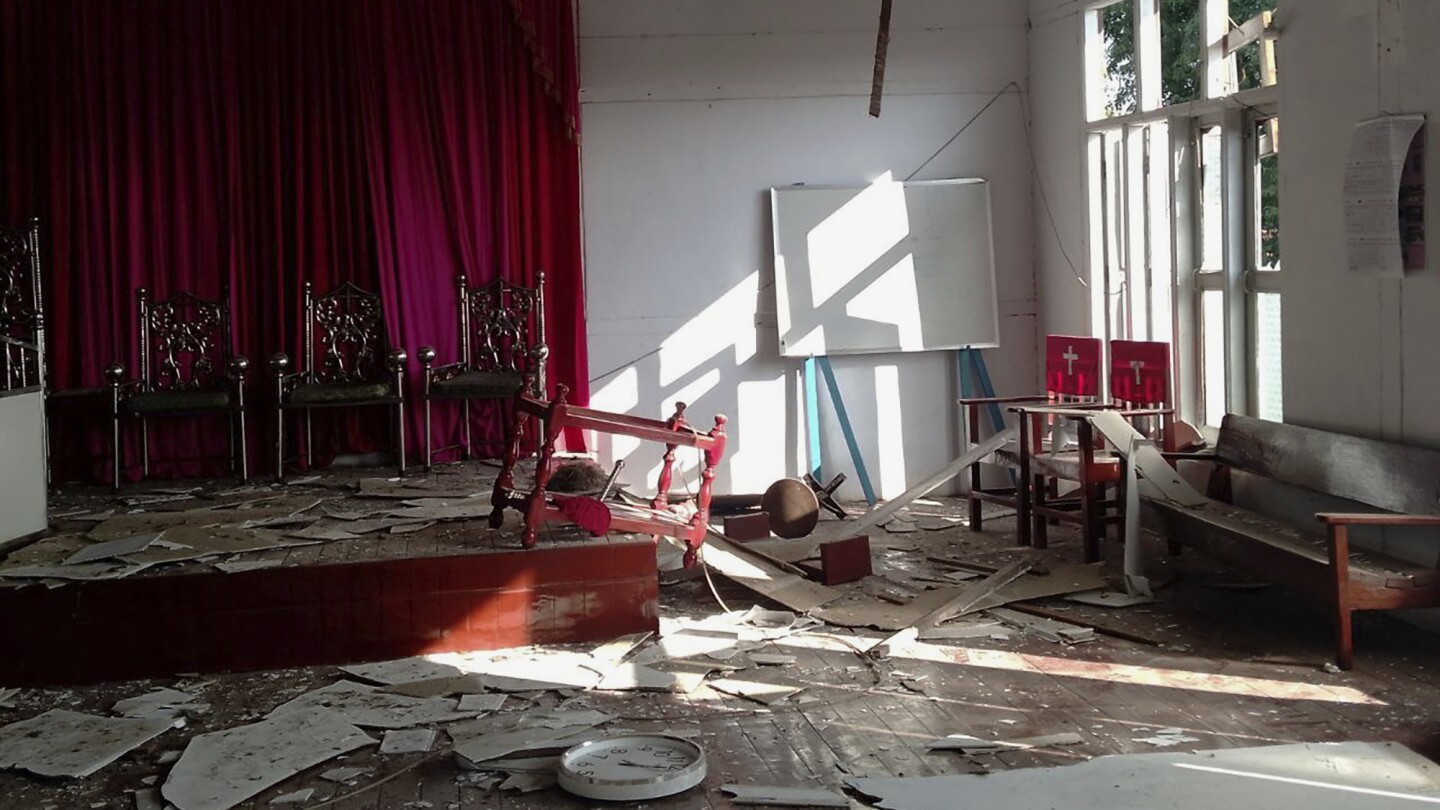 Църкви, храмове и манастири, редовно удряни от въздушни удари в Мианмар, твърдят активисти