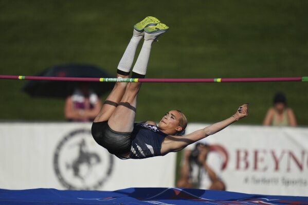 AB Hernández, un estudiante transgénero en Jurupa Valley High School, competirá en el salto de altura el sábado 31 de mayo de 2025 en el Campeonato de Atletismo de la Escuela Secundaria de California en Clovis, California.