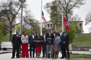 Miembros del Bloque Negro de Legisladores Estatales de Tenneessee realizan una conferencia de prensa frente al Capitolio estatal en Nashville, 7 de abril de 2023. Ese día, dos de sus miembros fueron expulsados de la legislatura estatal. (AP Foto/George Walker IV)