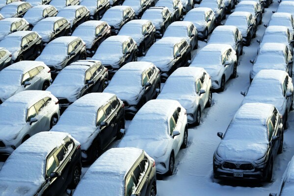 Vehículos cubiertos de nieve se encuentran en un estacionamiento de autos de alquiler en el Aeropuerto Internacional O'Hare en Chicago, el domingo 14 de enero de 2024. La advertencia de sensación térmica está vigente a medida que continúan las peligrosas condiciones de frío en el área de Chicago.  (Foto AP/Nam Y. Huh)