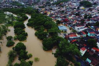 Esta toma aérea muestra inundaciones provocadas por intensas lluvias en la ciudad de Itapetinga, en el sur del estado de Bahía, el domingo 26 de diciembre de 2021, en Brasil. (AP Foto/Manuella Luana)