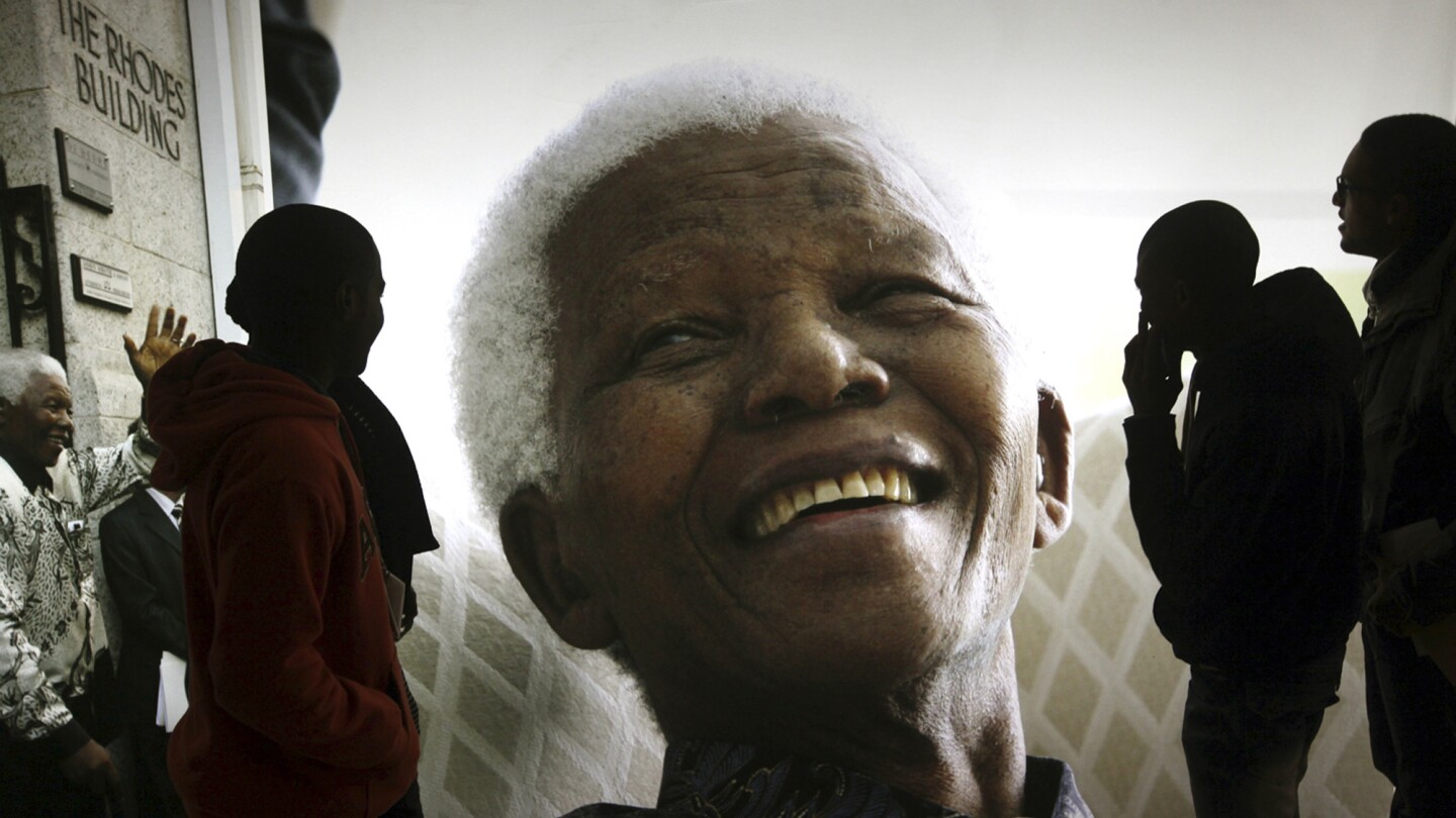 Южноафриканското правителство казва, че планира да предотврати търг на исторически артефакти на Мандела