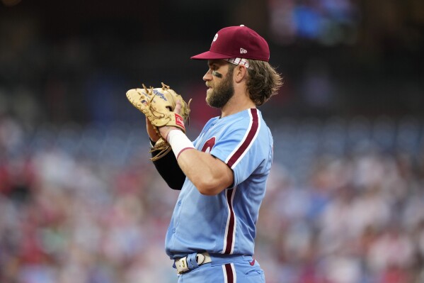 Phillies' Harper flips out on ump, tosses helmet into the stands