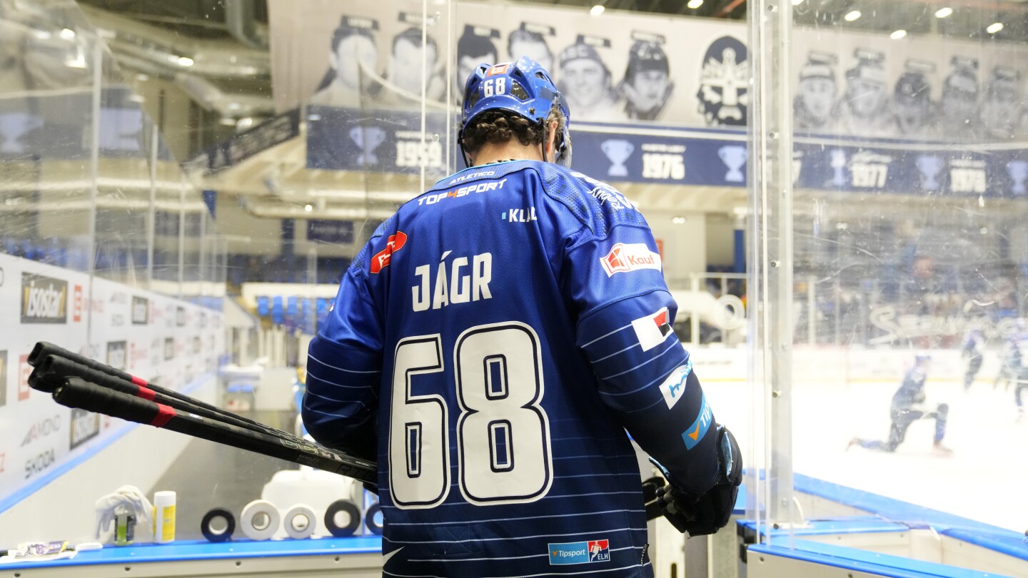 Když Penguins odcházejí z dresu, Jágr je ve svých 52 letech stále silný se svým českým rodným týmem.