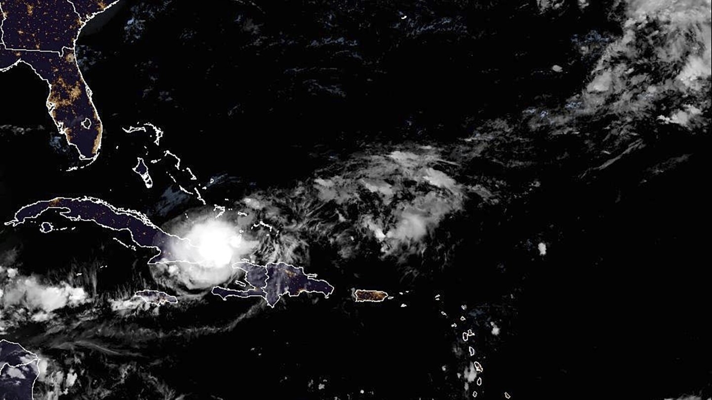 Typhoon Oscar makes landfall in japanese Cuba after putting the Bahamas