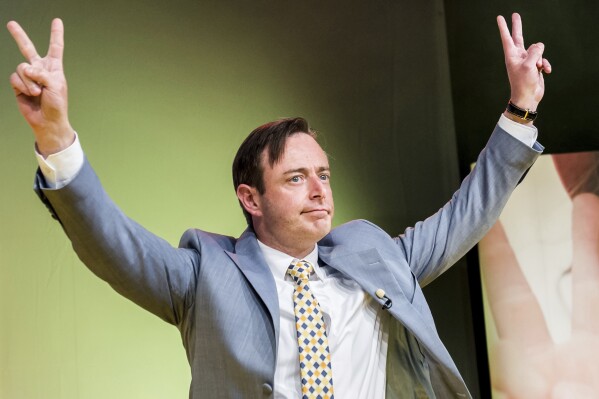 FILE - The leader of the NVA (New Flemish Alliance) Bart De Wever makes a victory sign as he arrives to address his party members after winning the Belgian federal and regional elections, in Brussels, May 25, 2014. Belgian voters return to the polls on Sunday, June 9, 2024, amid an expected rise of both the far-right and the far-left. Two Flemish nationalist parties are poised to gather the largest shares of votes in Flanders, with the right-wing nationalist New Flemish Alliance (N-VA) expected to get around 20% of the vote. (AP Photo/Geert Vanden Wijngaert, File)