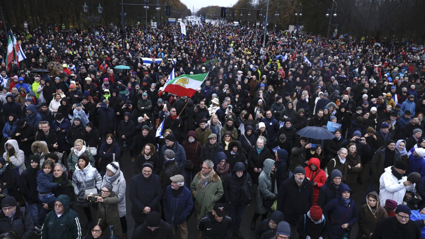 Während Deutschland mit einem Anstieg der Vorfälle zu kämpfen hat, demonstrieren Tausende in Berlin gegen Antisemitismus