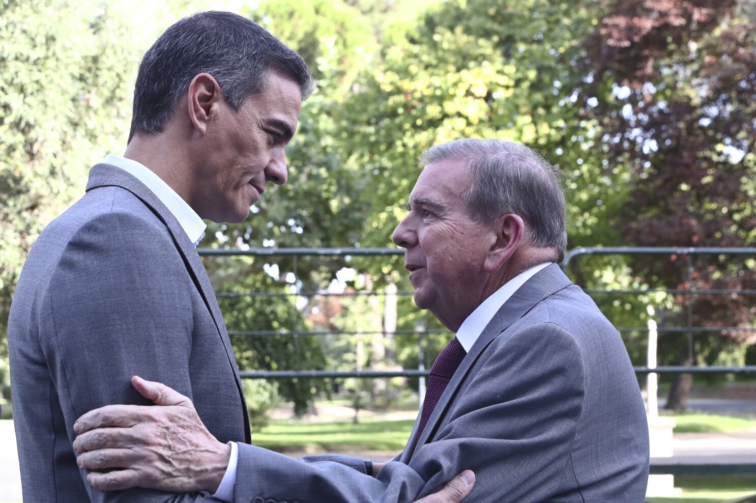 Pedro Sánchez recibe al exiliado opositor Edmundo González mientras crece la  tensión con Venezuela | AP News