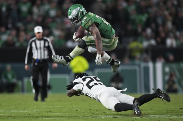 Saquon Barkley uses acrobatic runs to power the Eagles to a four-game  winning streak after their bye | AP News