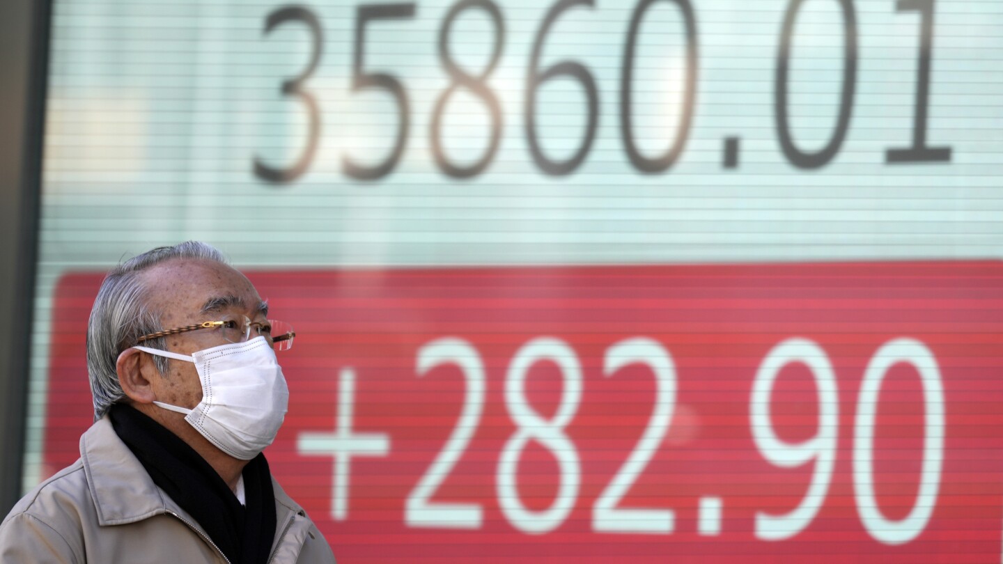 ХОНКОНГ AP — Азиатските акции бяха предимно по високи в понеделник