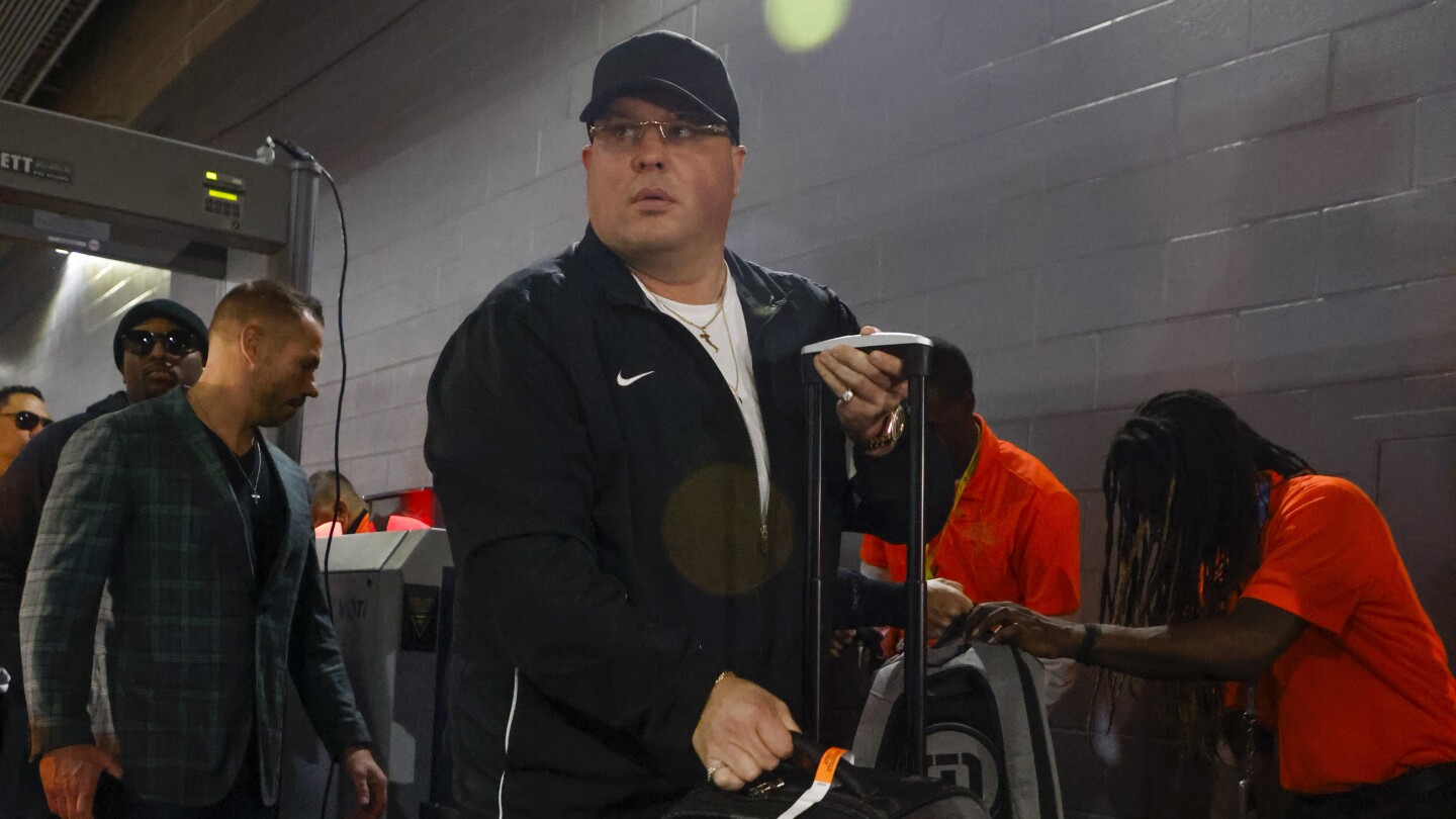 AP sources: NFL bans Eagles security chief Dom DiSandro from sideline for rest of regular season