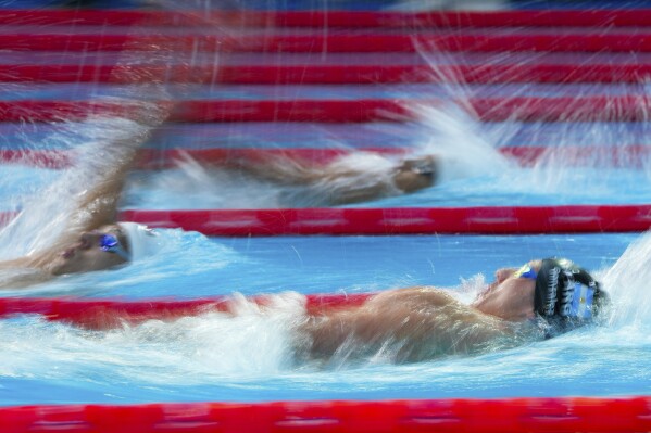 El argentino Joaquín Piñero nada durante la final combinada individual masculina de 400 metros en los Juegos Panamericanos en Santiago, Chile, el martes 24 de octubre de 2023.  (Foto AP/Natasha Pizarenko)