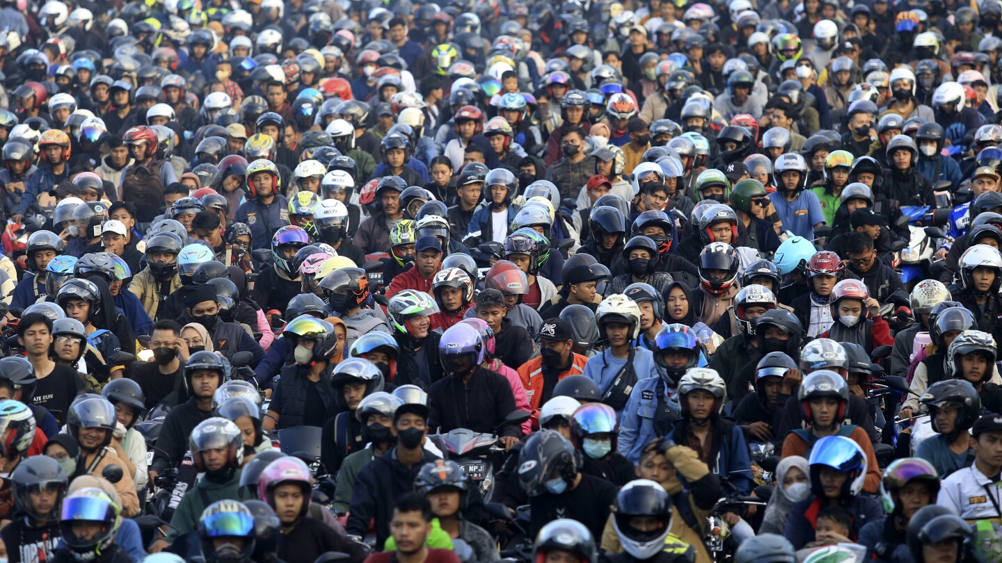 ДЖАКАРТА Индонезия AP — Милиони индонезийци тъпчат автобуси и жп