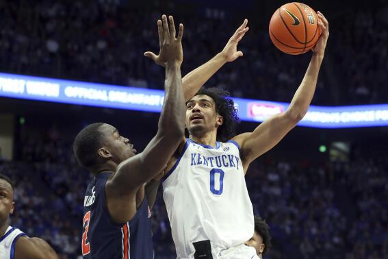 Kentucky's Jacob Toppin (0) shoots while defended by Auburn's Jaylin Williams (2) during the first half of an NCAA college basketball game in Lexington, Ky., Saturday, Feb. 25, 2023. (AP Photo/James Crisp)