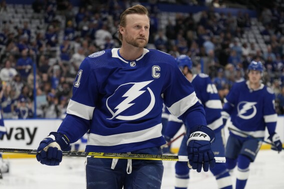 Stamkos has assist for 1,000th point, Lightning beat Flyers