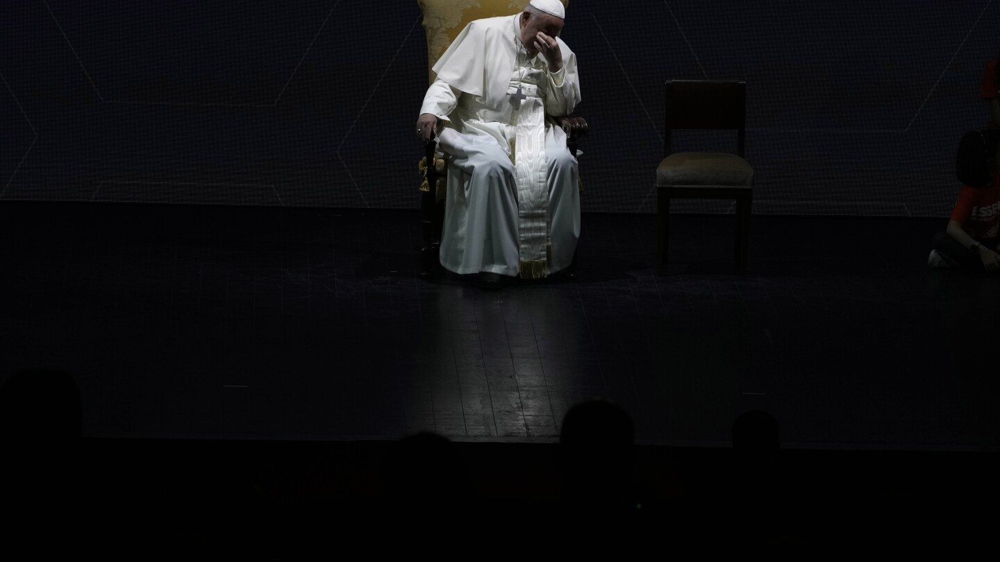 Фотограф на AP заснема папата в драматична светлина