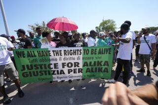 Charity Oriakhi, al centro, viuda del vendedor callejero nigeriano Alika Ogorchukwu, al centro atrás de la pancarta, encabeza el sábado 6 de agosto de 2022 una marcha para exigir justicia por el asesinato de su esposo, en Civitanova Marche, Italia. La pancarta dice "todos tenemos el derecho a estar vivos, justicia para Alika, organizada por la Comunidad Nigeriana en Marche". (AP Foto/Antonio Calanni)