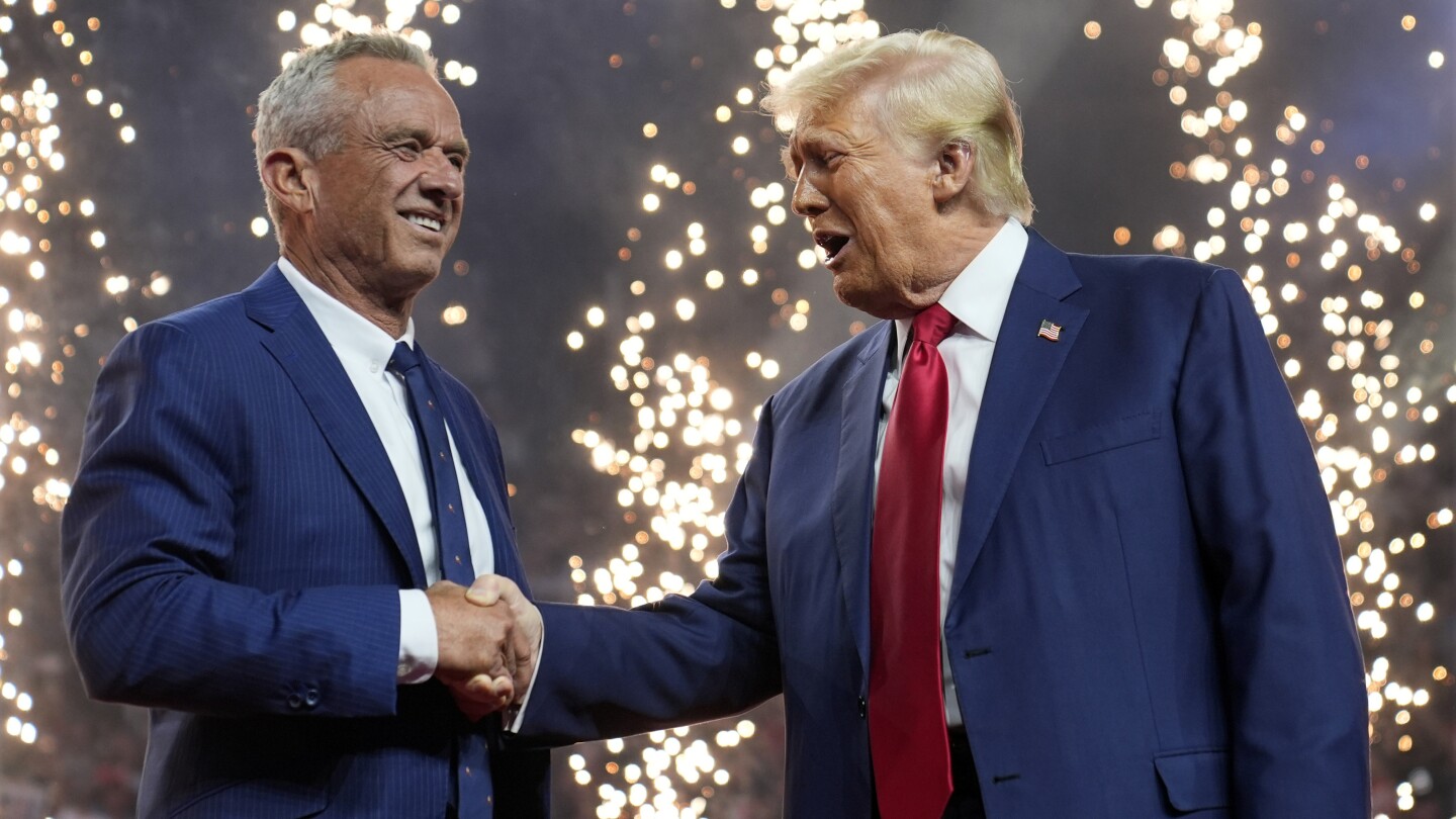 RFK Jr. suspende sua candidatura presidencial e endossa Donald Trump