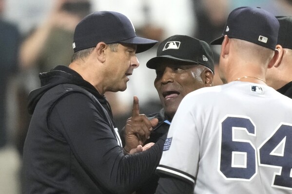 WATCH: Yankees' Aaron Boone imitates umpire after ejection, puts
