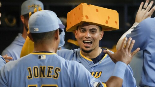 Willie Adams van de Milwaukee Brewers wordt gefeliciteerd na het slaan van een homerun van twee runs tijdens de vijfde inning van een honkbalwedstrijd tegen de Cincinnati Reds op vrijdag 7 juli 2023 in Milwaukee.  (AP Foto/Maury Gach)