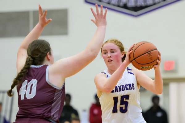 Pemain Sekolah Menengah Grand Island, Elli Ward, sedang mencari pembukaan selama pertandingan basket Sekolah Menengah Girls melawan Norfolk High School, 26 Januari 2024 di Grand Island, Nebraska (Jimmy Rash melalui AP)