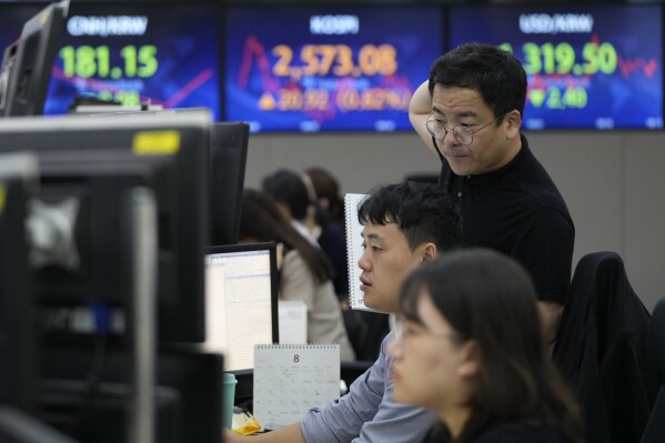 FILE - Currency traders watch monitors at the foreign exchange dealing room of the KEB Hana Bank headquarters in Seoul, South Korea, on Aug. 30, 2023. Asian shares were trading mixed Friday, Sept. 1 as investors looked toward a United States jobs report being released later in the day. (AP Photo/Ahn Young-joon, File)
