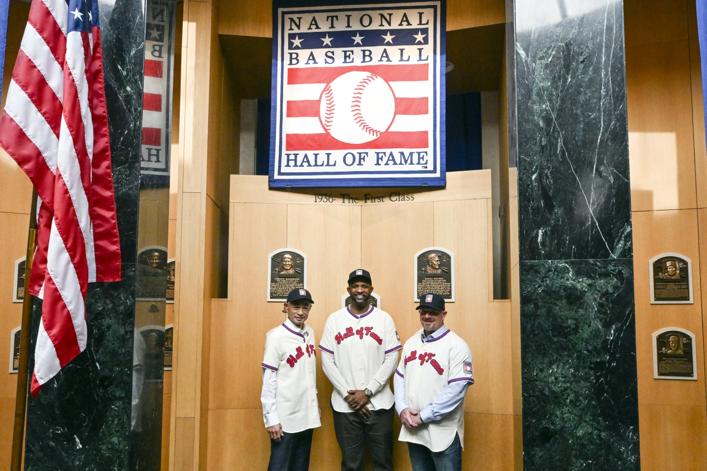 Ichiro Suzuki junto a Billy Wagner y CC Sabathia en el anuncio de su ingreso al Salón de la Fama