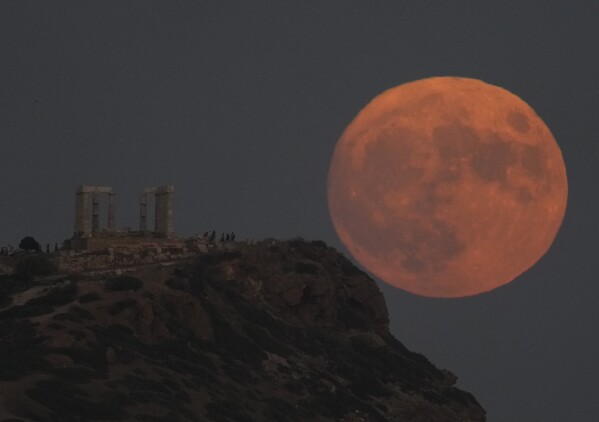 La superluna sale detrás del antiguo templo de Poseidón en el cabo Sunión, a unos 70 kilómetros (45 millas) al sur de Atenas, Grecia, el miércoles 30 de agosto de 2023. (Foto AP/Thanassis Stavrakis)