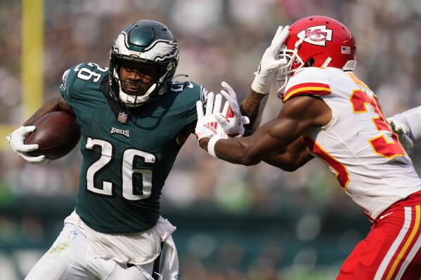Patrick Mahomes throws 5 TD passes, Chiefs beat Eagles 42-30 | AP News