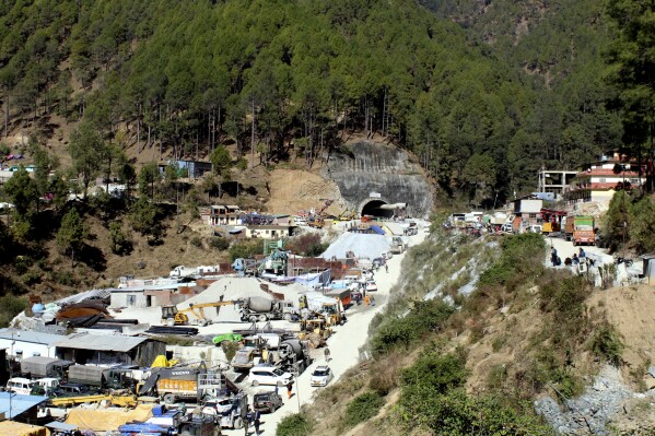 DOSSIER – Un certain nombre de machines lourdes sont garées à l'entrée du site d'un tunnel routier en construction qui s'est effondré, piégeant 40 travailleurs à Silkyara, dans l'État d'Uttarakhand, dans le nord de l'Inde, le mercredi 22 novembre 2023. Les 41 travaux de construction les travailleurs ont été retirés après 17 jours, le mardi 28 novembre. Les efforts pour atteindre les travailleurs, aidés par des experts internationaux en tunnels et dirigés par plusieurs agences de secours indiennes, ont été l'une des opérations de sauvetage les plus importantes et les plus compliquées de l'histoire récente de l'Inde. .  (Photo/fichier AP)