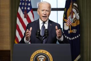 ARCHIVO - El presidente de Estados Unidos, Joe Biden, habla desde la Sala de Tratado de la Casa Blanca el 14 de abril de 2021 sobre la retirada de las tropas restantes de EEUU en Afganistán. (AP Foto/Andrew Harnik, Pool, Archivo)