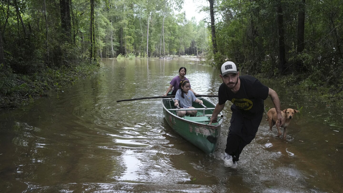 Проливните дъждове отслабват около Хюстън, но наводненията продължават след стотици спасявания и евакуации