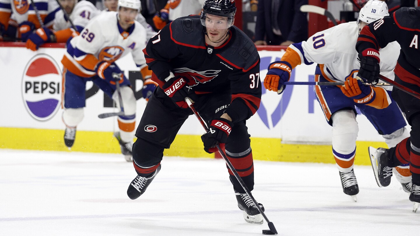 Каролина Хърикейнс пропусна Андрей Свечников в миналогодишните плейофи на НХЛ. Той се завърна като „сила“