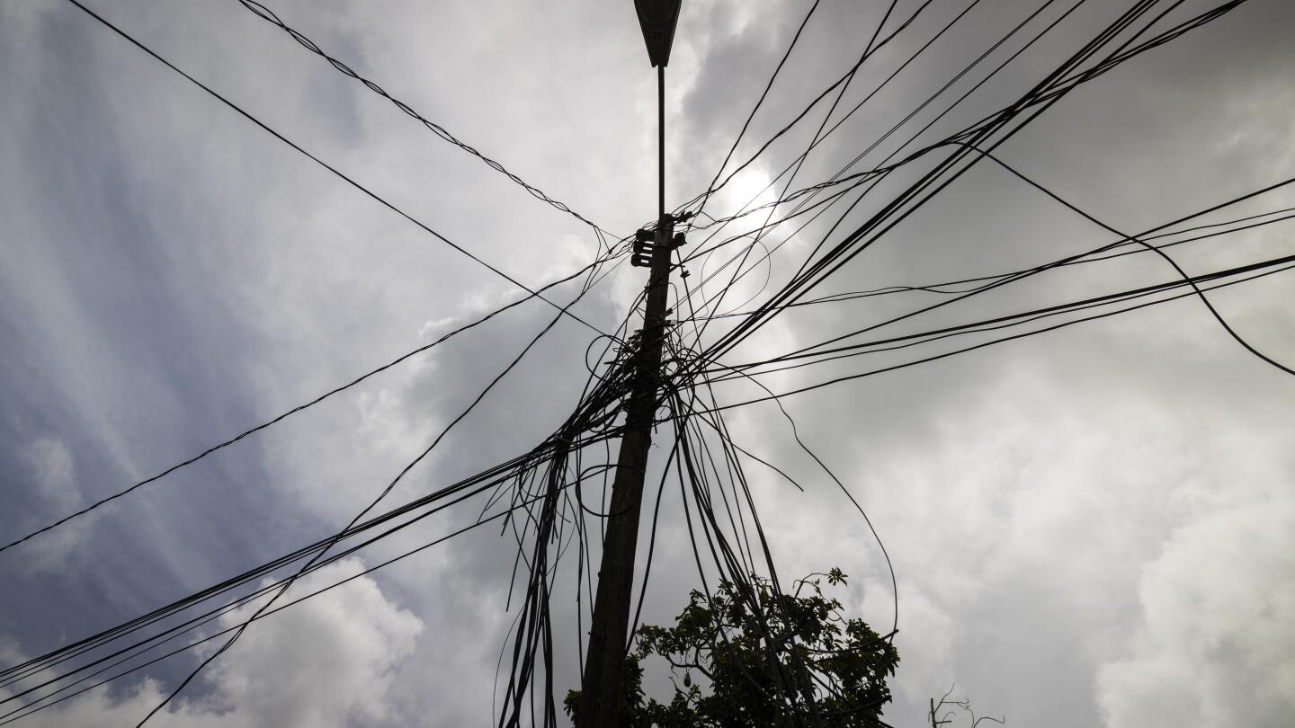 Пуерто Рико възстановява електрозахранването след масово спиране на тока, тъй като законодателите призовават за извънредно положение