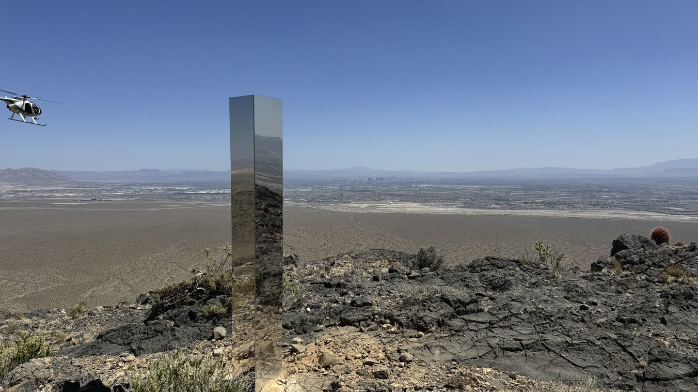 Блестящ монолит, изваден от планини извън Лас Вегас. Как се е озовало там все още е мистерия