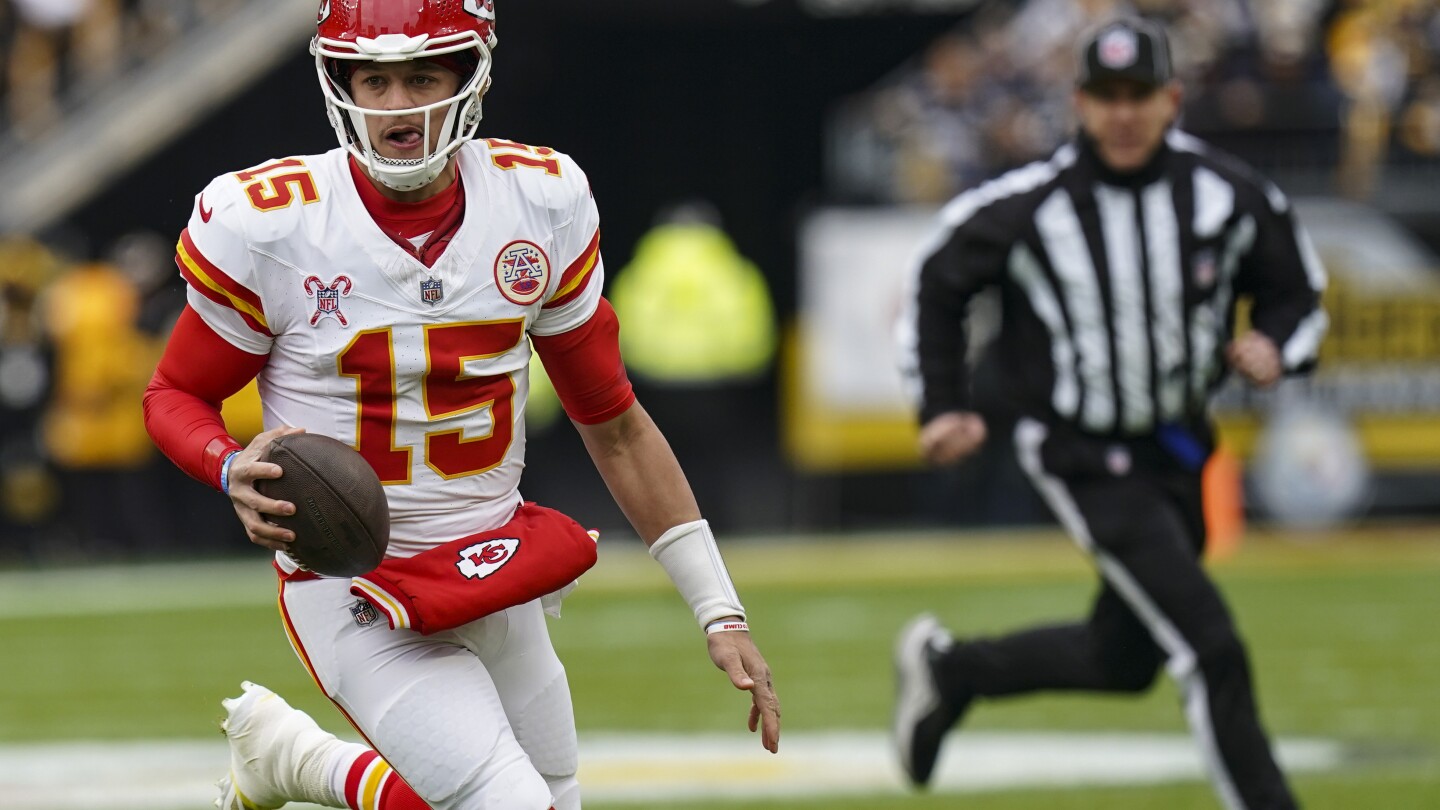 Mahomes throws 3 TDs as Chiefs clinch AFC’s top seed by breezing past the skidding Steelers 29-10