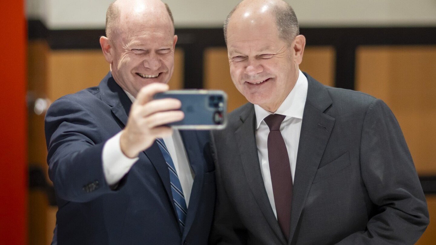 Американският сенатор Куунс и германският канцлер Шолц виждат двойно на срещата във Вашингтон