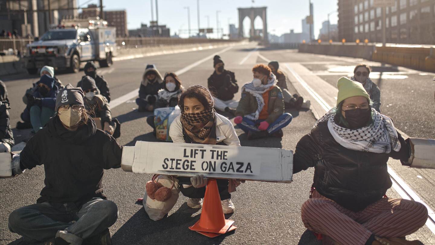 НЮ ЙОРК (АП) — Стотици протестиращи, призоваващи за незабавно прекратяване