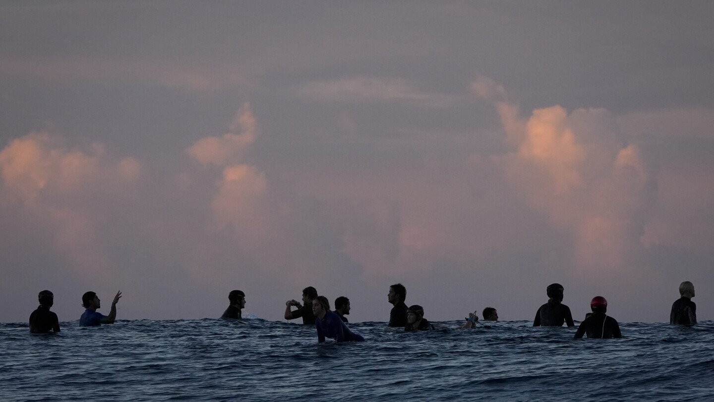 Les épreuves de surf des JO de Paris reportées au deuxième jour à Tahiti en raison de conditions défavorables