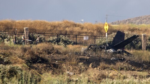 Los restos carbonizados de un Cessna yacen cerca del aterrizaje en el Aeropuerto French Valley, en Murrieta, California, el sábado 8 de julio de 2023. Según CalFire, seis personas murieron en el accidente.  (Irrfan Khan/Los Ángeles Times vía AP)
